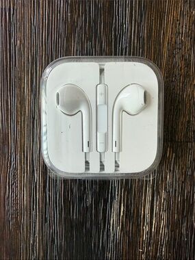 Apple headphones sealed brand new- White